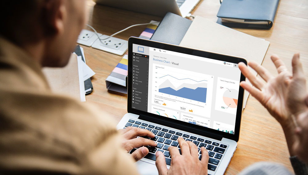 Ein Laptop, auf dem Business Charts angezeigt werden (Foto: Rawpixel on Unsplash)