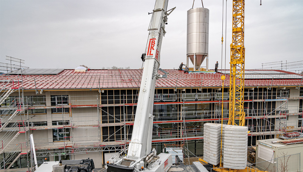 Einheben der Lagertanks über die Dachöffnung (Foto: Stamedia/Philip Dozauer)