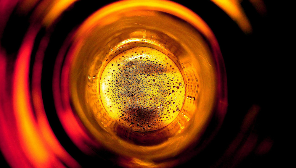 Bierflasche von innen (Foto: DomenicBlair auf Pixabay)