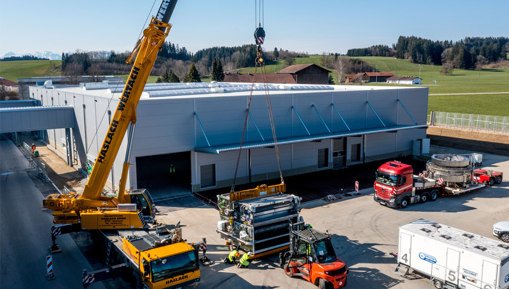 Maschinenteile aus ganz Deutschland: Die Flaschenwaschmaschine legte auf ihrem Weg von Flensburg fast 1000 Kilometer zurück