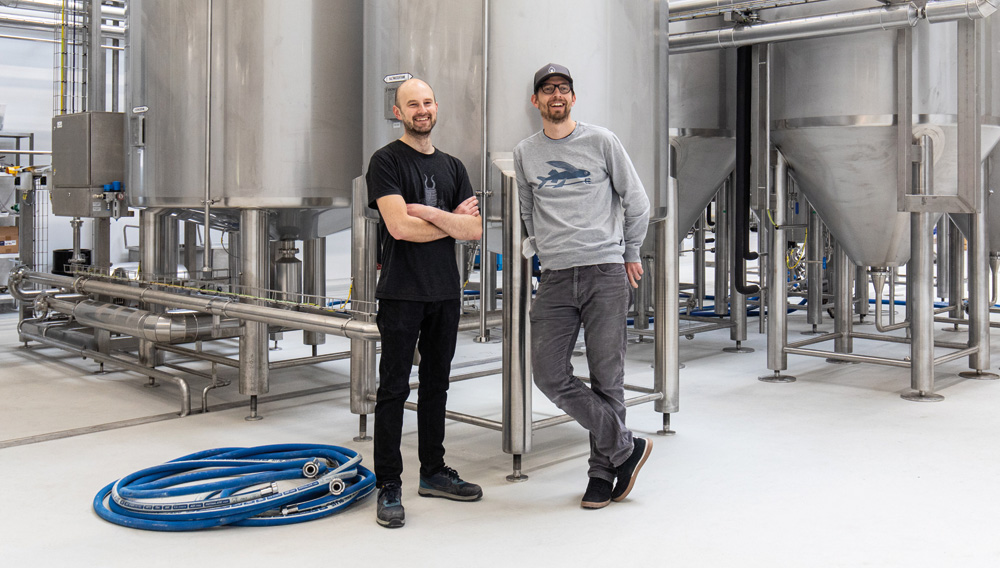 Lukasz Wiacek (li.) und Georg Fürst in ihrer neu errichteten Brauerei in Berlin-Spandau (Foto: Fuerst Wiacek) 