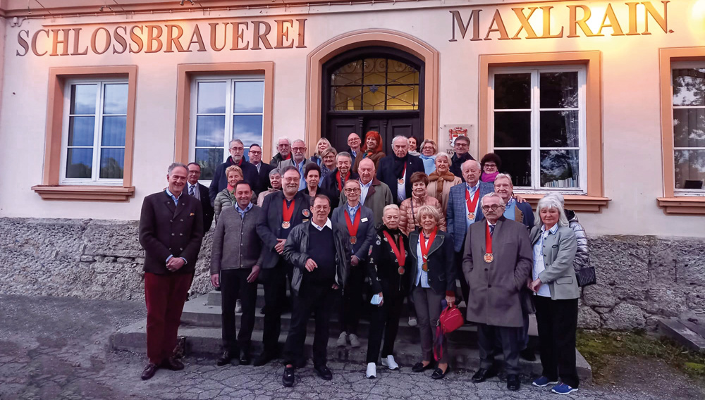Die Notablen, Anwärter und Gäste des BierConvent International vor der Schlossbrauerei Maxlrain (Foto: BierConvent International)