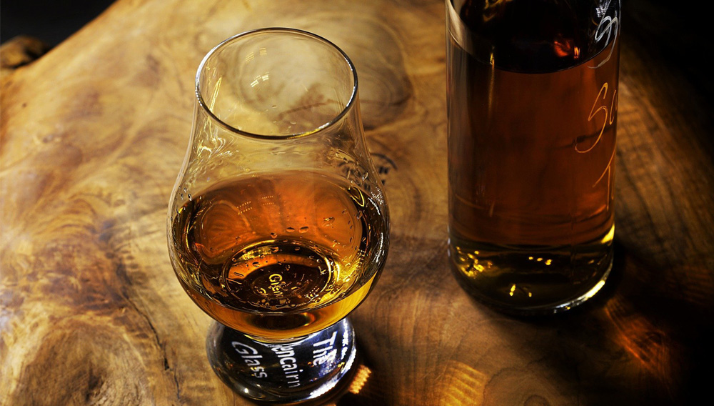 Whiskyglas und -flasche (Foto: Felix Wolf auf Pixabay)