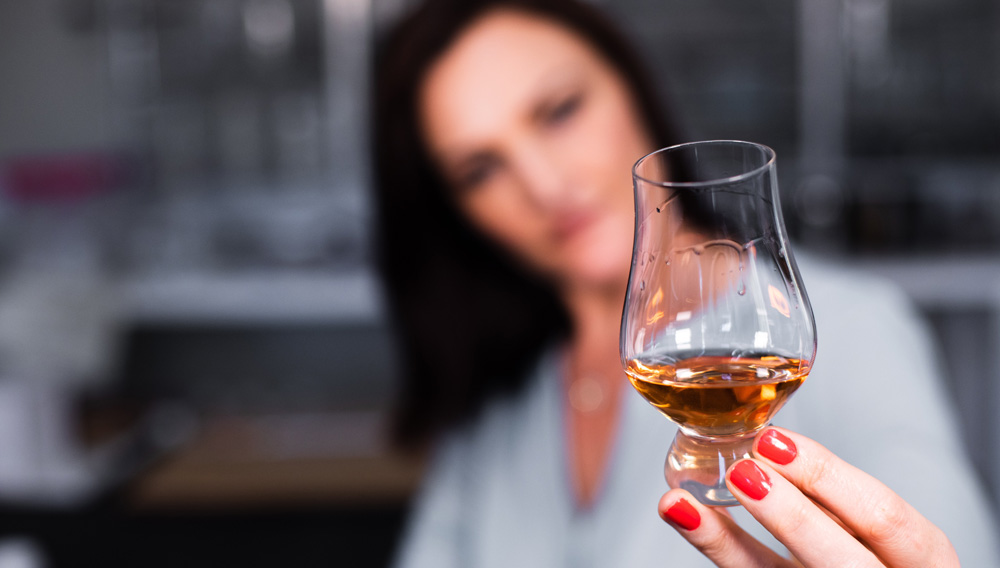 Frau verkostet Whisky (Foto: Charl Folscher auf Unsplash)