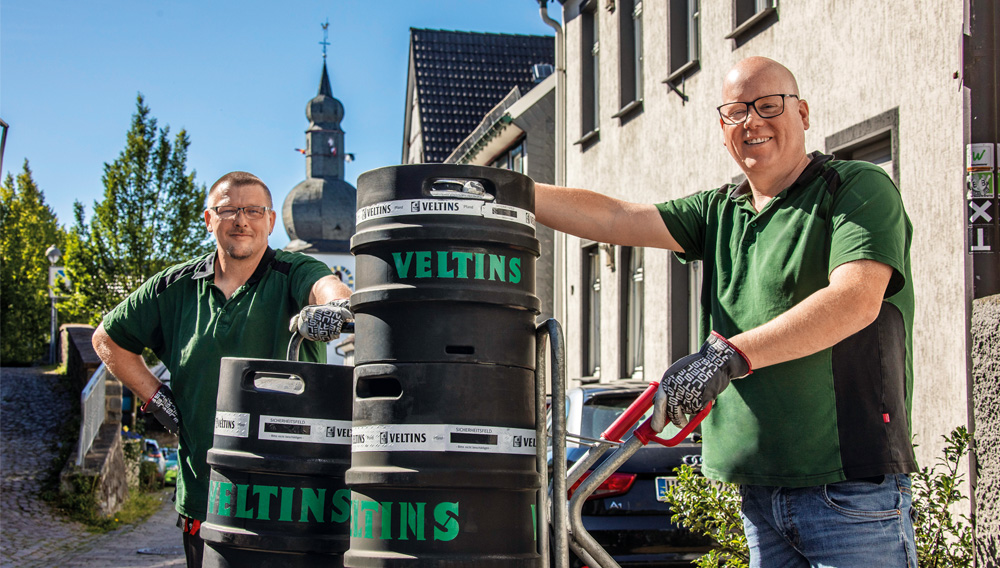 zwei Mitarbeiter von Veltins mit Bierfässern (Foto: Veltins)