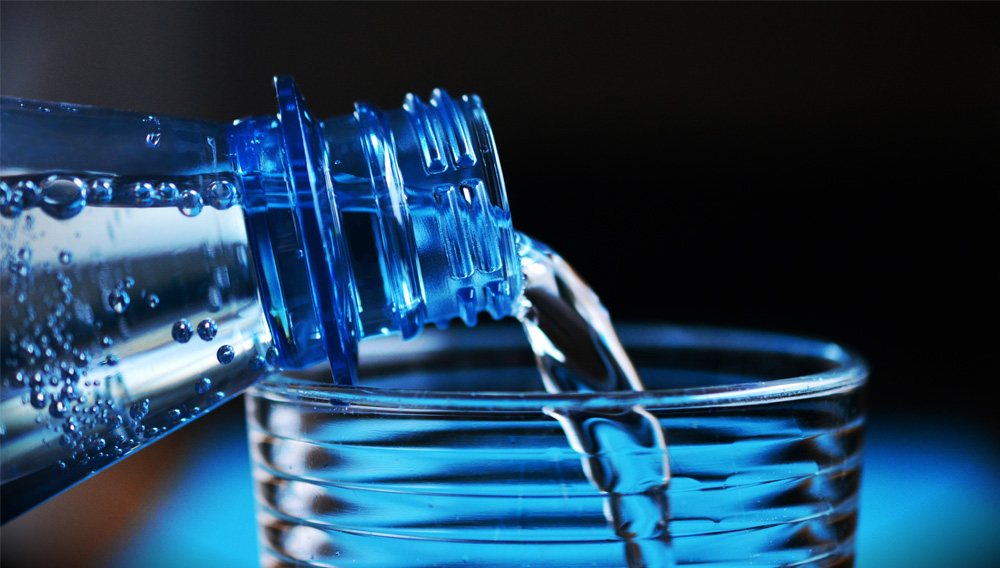 Mineralwasserflasche mit Glas (Foto: congerdesign auf Pixabay)