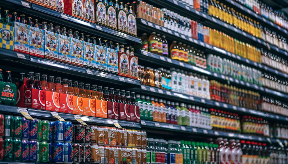 Regale mit Getränken (Foto: Ovsyannykov auf Pixabay)