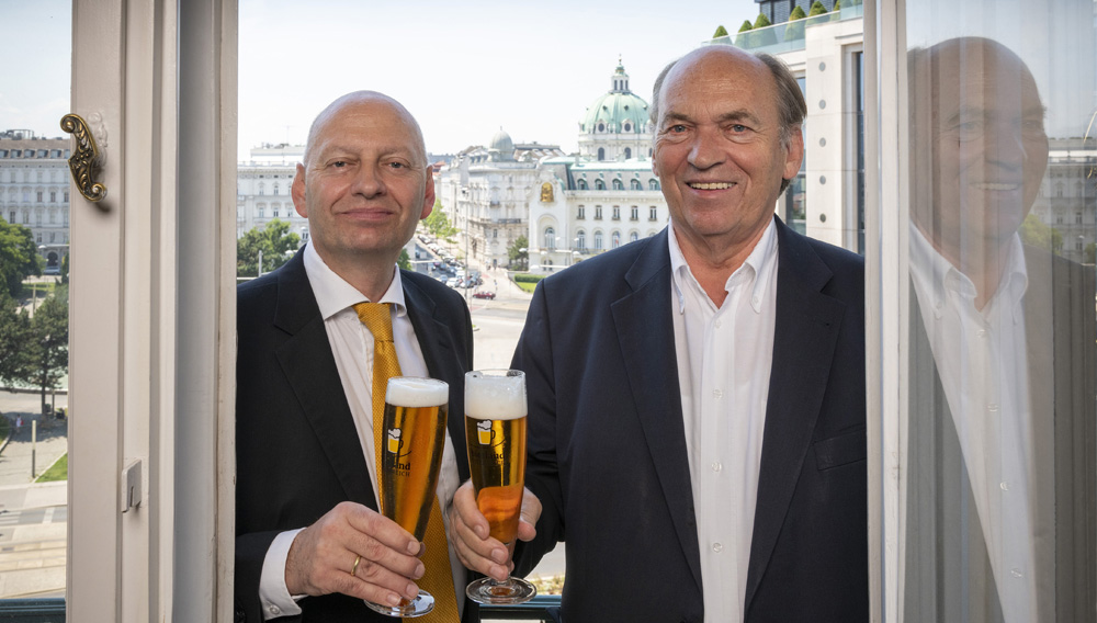 Geschäftsführer Florian Berger und Obmann Sigi Menz stoßen mit Biergläsern an (Foto: Kurt Keinrath)