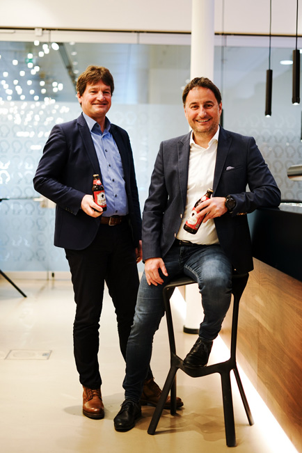 Heinz Huber (li.) und Thomas Pachole mit dem neuen Mohrenbräu Spezial (Foto: Mohrenbrauerei)