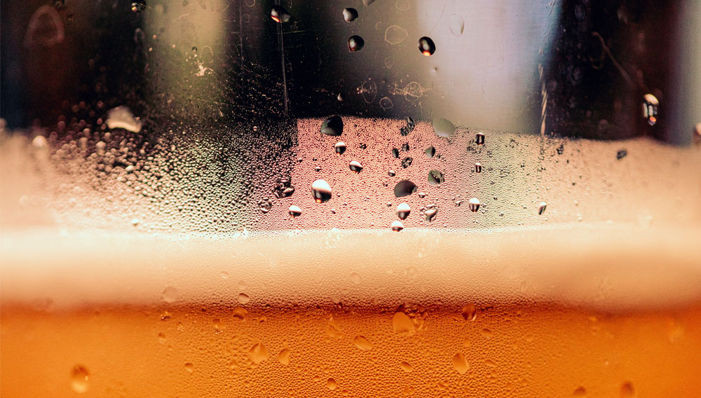 Close-up Bier im Glas mit Bierschaum (Foto: Timothy Dykes auf Unsplash)