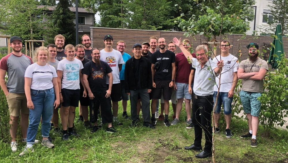 Wolf Birk und Braumeisterklasse pflanzen zum Abschied eine Birke in den Doemens-Akademiegarten