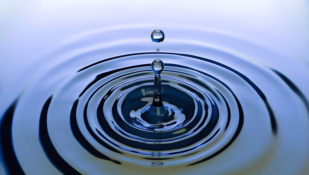 Wasser und Wassertropfen (Foto: Arek Socha auf Pixabay)
