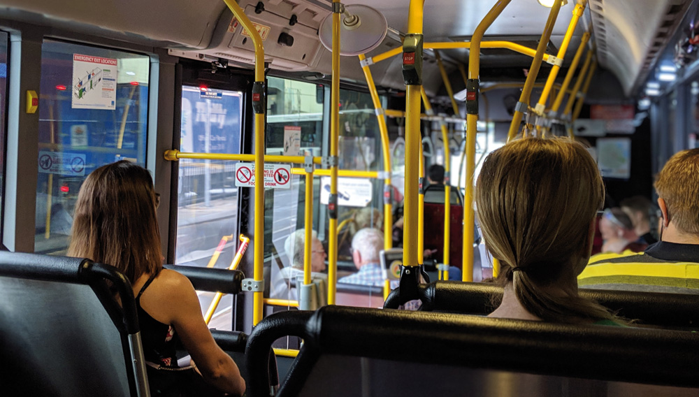 Passagiere in einem Bus (Foto: Mitchell Johnson auf Unsplash)