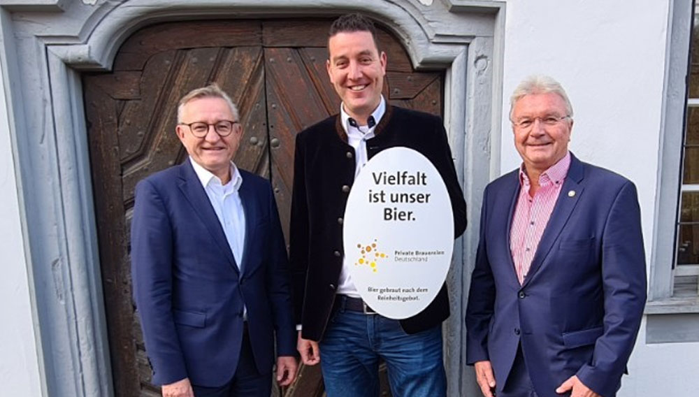 M. Schimpf (Mi.) steht künftig als Präsident an der Spitze des Verbandes Private Brauereien Deutschland, hier mit Geschäftsführer R. Demleitner (li.) und dem bisherigen Verbandspräsidenten D. Projahn