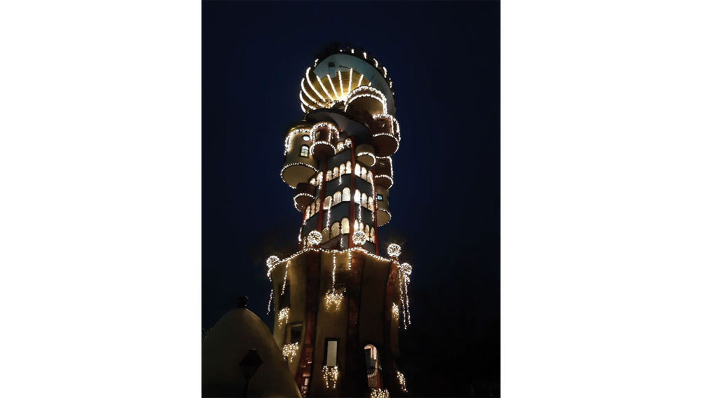 Leuchtender Hundertwasser-Turm