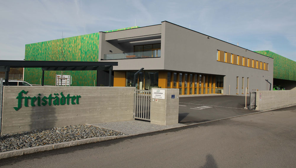 Grundstückszufahrt zum neuen Logistikzentrum der Braucommune in Freistadt