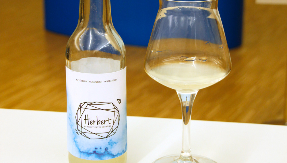 Flasche und Glas mit Wasserkefir beim IGL 2019