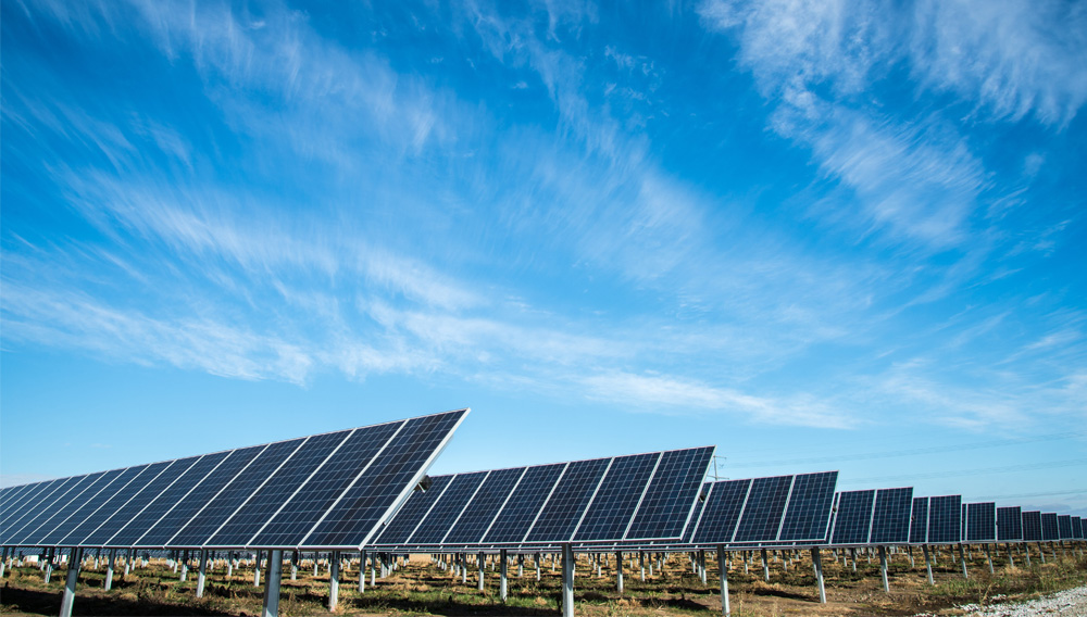 Solarpanels in einem Solarpark