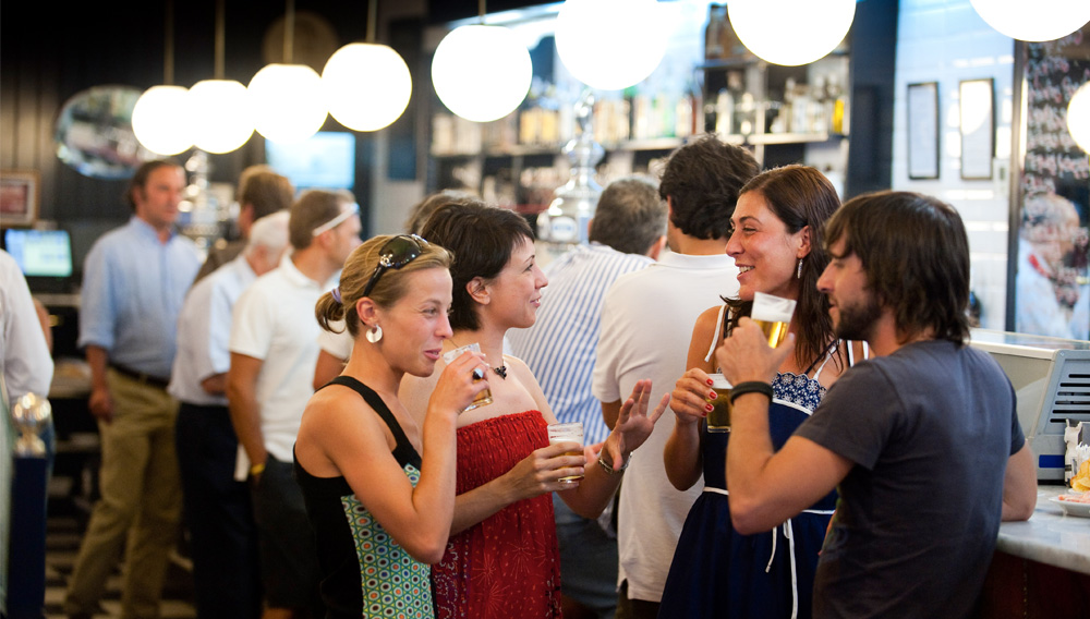 Menschen in einer Bar stehen an der Theke (Foto: Brewers of Europe)