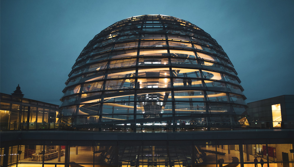 Die Kuppel des Bundestags vor dunklem Abendhimmel