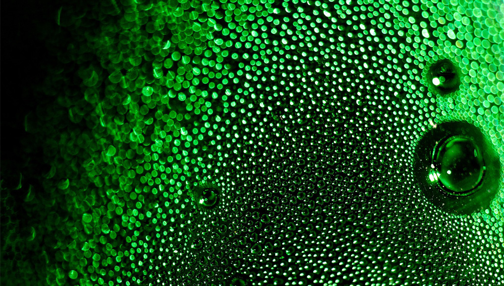 Flaschenoberfläche, grüne Blasen (Foto: Dean Moriarty auf Pixabay)