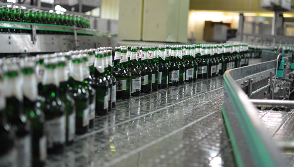 Reihen von Einbecker Brauherren Pilsflaschen nach der Abfüllung