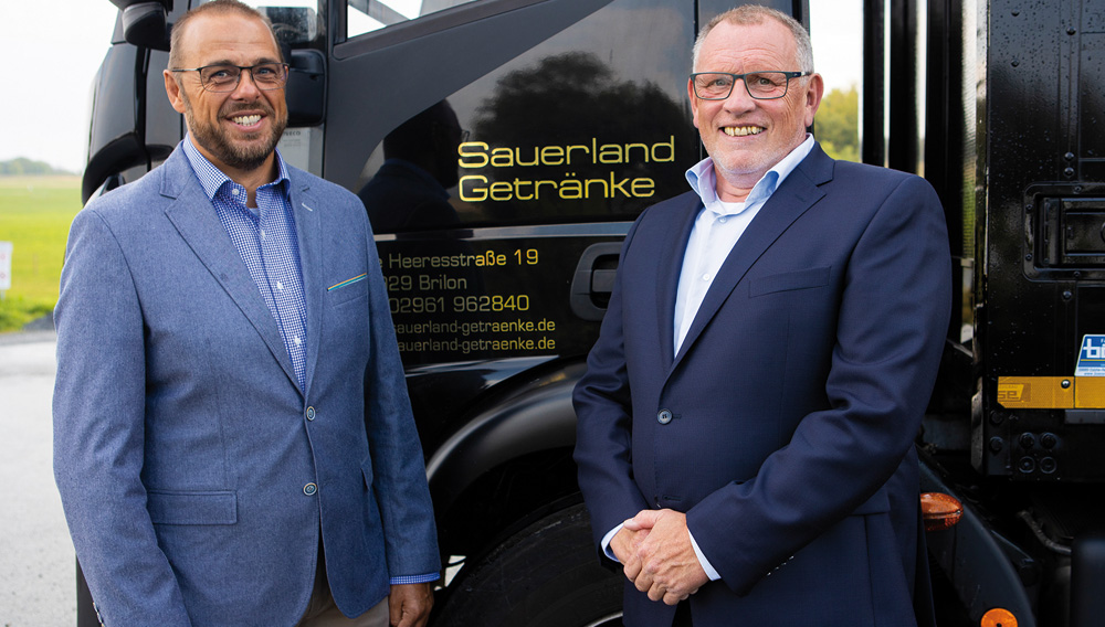 Sauerland Getränke Geschäftsführer Peter Georg Meyer und Ulrich Padberg vor einem LKW (Foto: Sauerland Getränke)