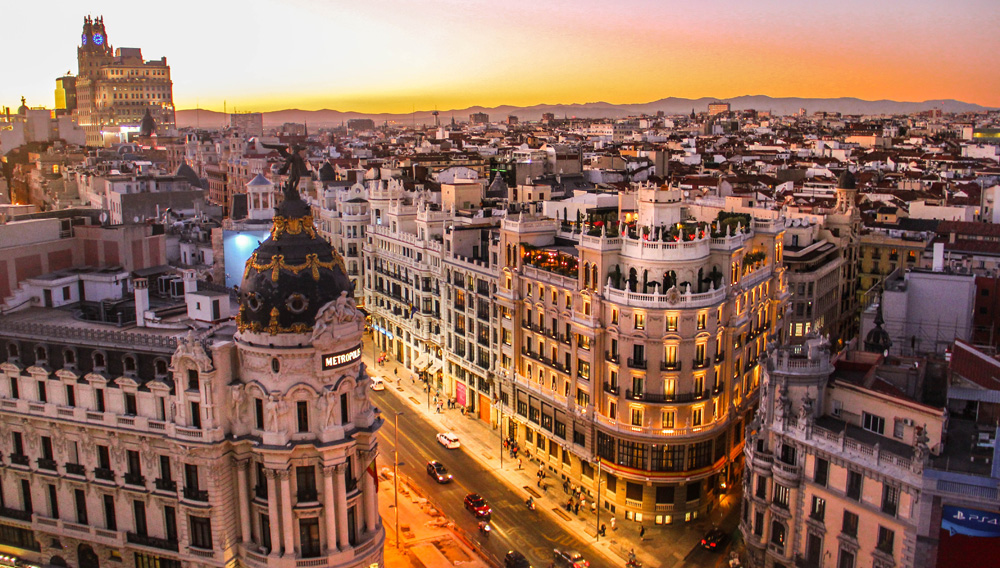 Stadt-Panorama: Blick bei Sonnenuntergang auf die Gran Via in Madrid (Foto: Florian Wehde auf Unsplash)