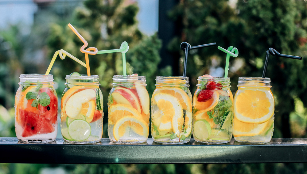 Gläser mit verschiedenen fruchthaltigen Erfrischungsgetränken