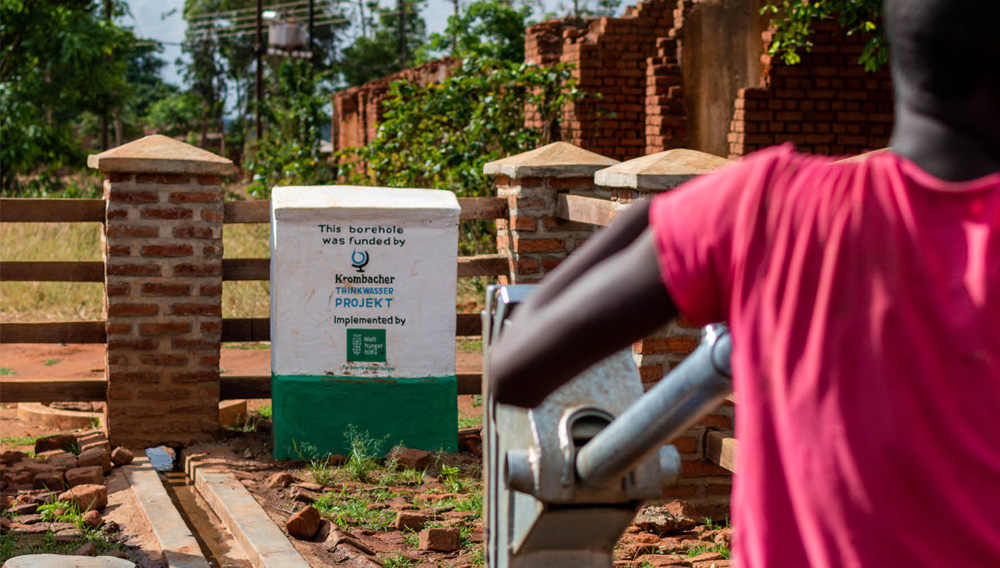 Ein neu gebauter Trinkwasser-Brunnen in Krombachers Trinkwasser-Projekt in Kenia und Malawi