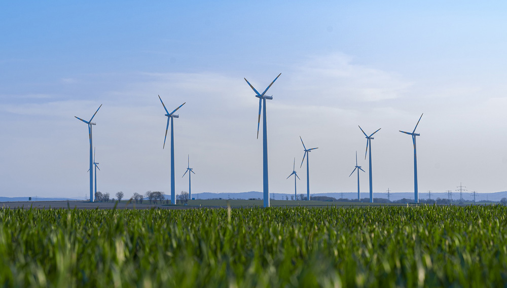Windkraftanlage, im Vordergrund Ausschnitt Getreidefeld (Foto: Pascal Beckmann auf Pixabay)