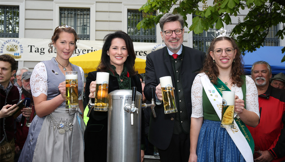 Bierkönigin Sarah Jäger, Staatsministerin Michaela Kaniber, Brauer-Präsident Georg Schneider und Hopfenkönigin Theresa Hagl beim Tag des Bayerischen Bieres 2022 (Foto: BBB)