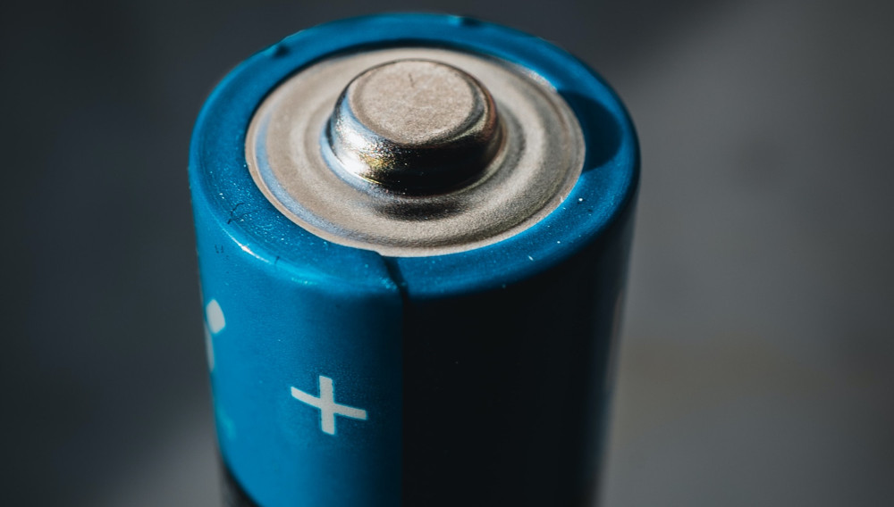 Kopf einer handelsüblichen Mignon-Batterie (Foto: Mika Baumeister auf Unsplash)