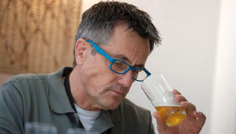 Dr. Michael Zepf bei der Bierverkostung (Foto: Private Brauereien Bayern/Volker Martin)