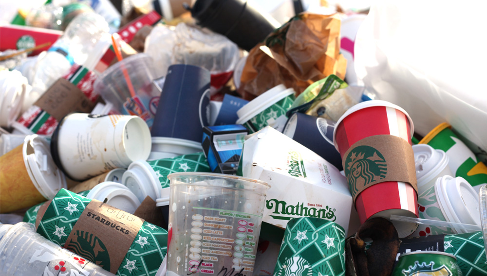 Müllhaufen mit Einwegbechern und- verpackungen (Foto: Jasmin Sessler auf Unsplash)