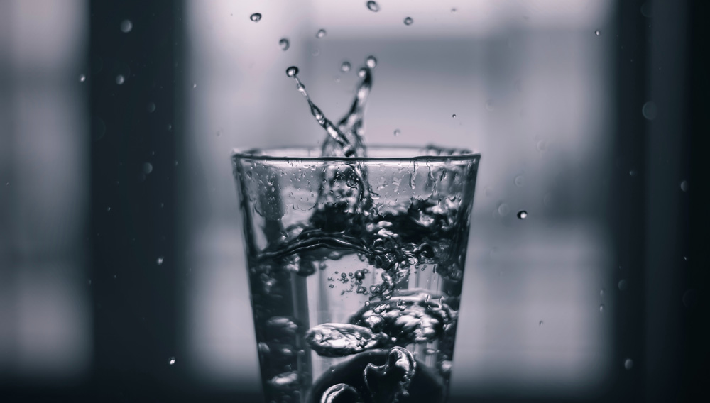 Wasserglas (Foto: Andrew Ren auf Unsplash)