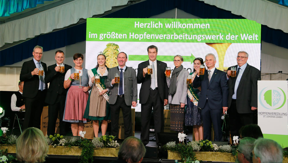 In St. Johann there was an extensive celebration, with (Wed. left and Wed. right) Hubert Aiwanger and Dr. Markus Söder
