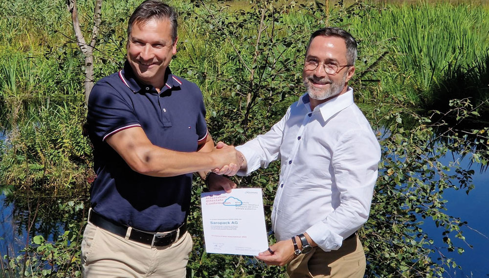 Ottavio Scata von myclimate übergibt das Zertifikat „Klimaneutrales Unternehmen“ an Urs Stillhard, Saropack