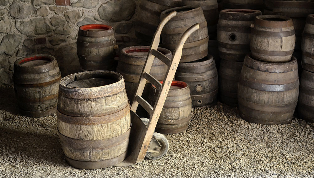 Holzfässer und Sackkarre in altem Keller (Foto: Jerzy Górecki auf Pixabay)