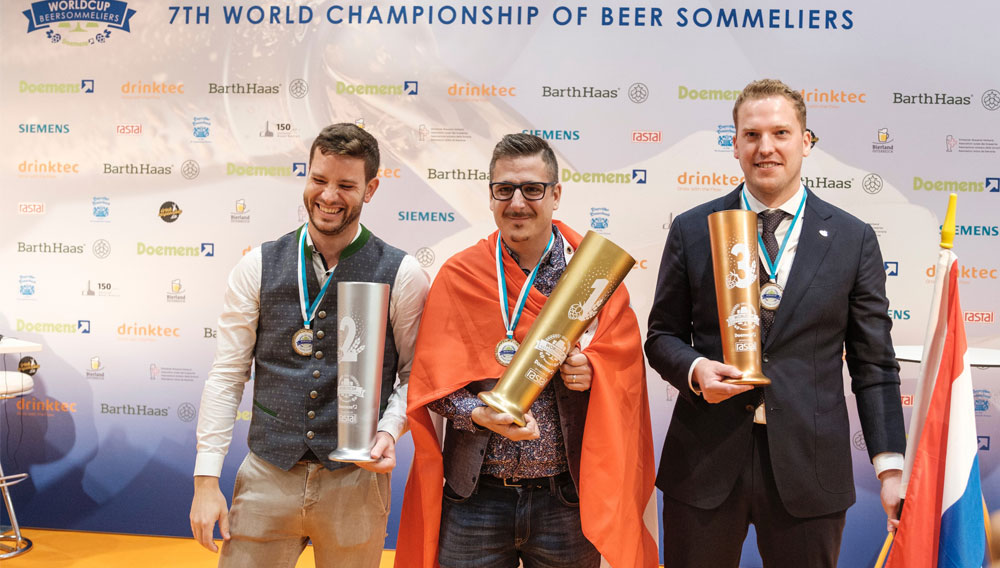 Der neue Weltmeister der Biersommeliers Giuliano Genoni (Mi.) mit dem Zweitplatzierten Felix Schiffner (li.), Österreich, und dem Drittplatzierten Léon Rodenburg aus den Niederlanden (Foto: Doemens)