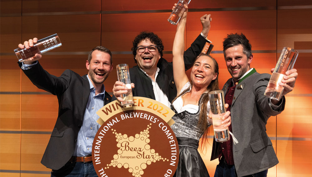 Gewinner des European Beer Star 2022 freuen sich über ihre Awards