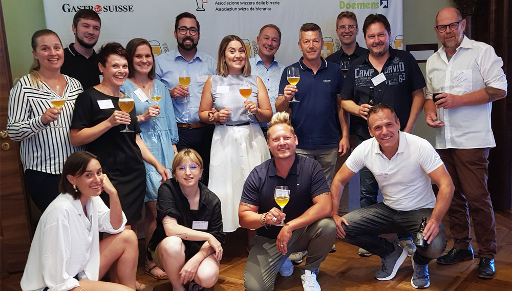 Die Teilnehmer des Schweizer Bier-Sommelier-Kurses 2022 freuen sich über ihren erfolgreichen Abschluss