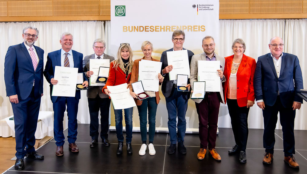 Gewinner der Kategorie „Fruchtgetränke“ posieren mit Auszeichnung (Foto: DLG/ Anne Orthen)