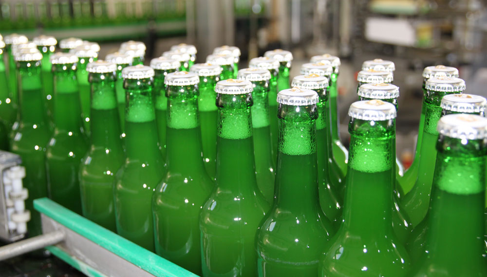 Grüne Flaschen in einer Abfülllinie