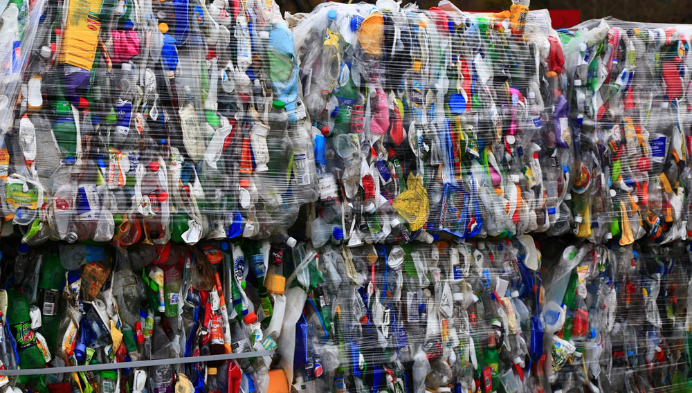 : Ballen mit gepressten Kunststoffflaschen (Foto: Nareeta Martin auf Unsplash)
