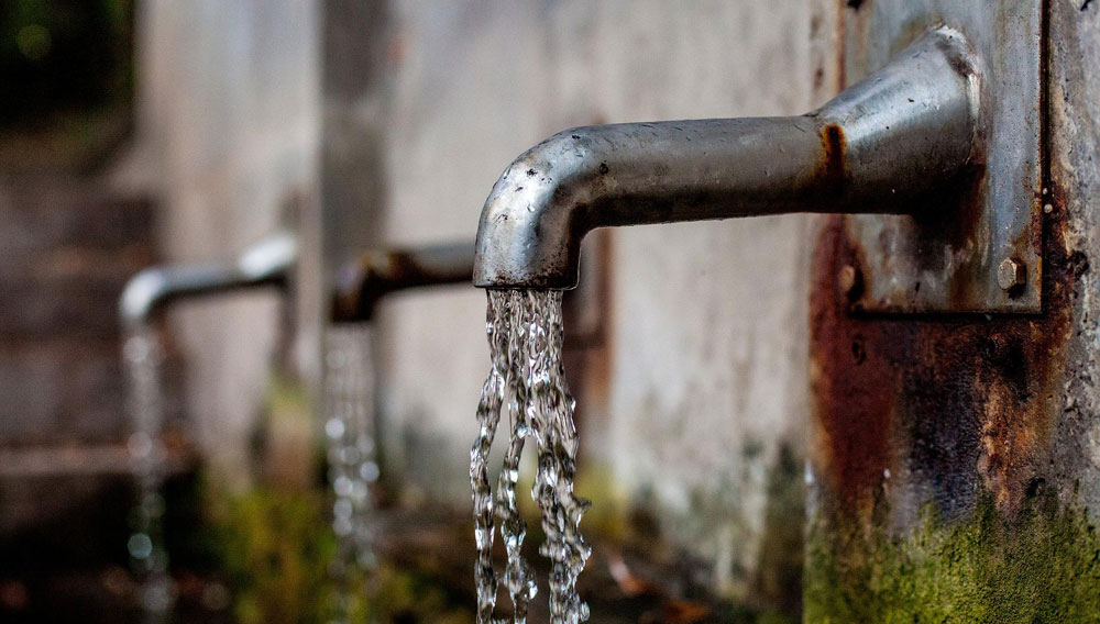 Wasser aus Wasserhahn von altem Brunnen (Foto: Katja Just auf Pixabay)