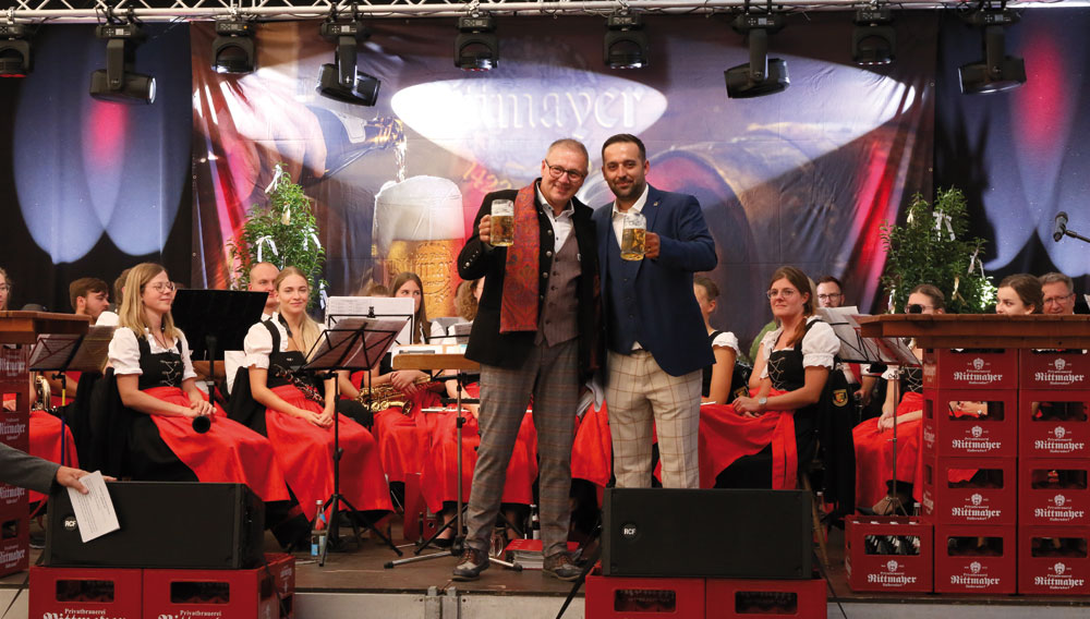 Georg Rittmayer (li.) und Simon Friedrich auf der Bühne mit Biergläsern in der Hand
