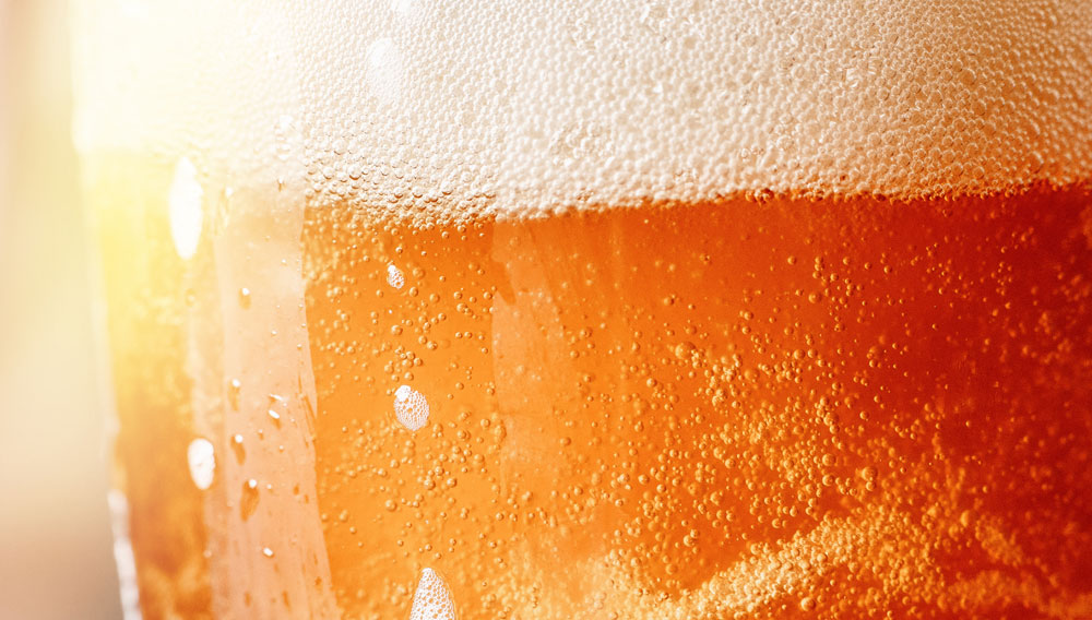 Bier mit Schaum im Glas (Foto: Adobe Stock, Parilov)