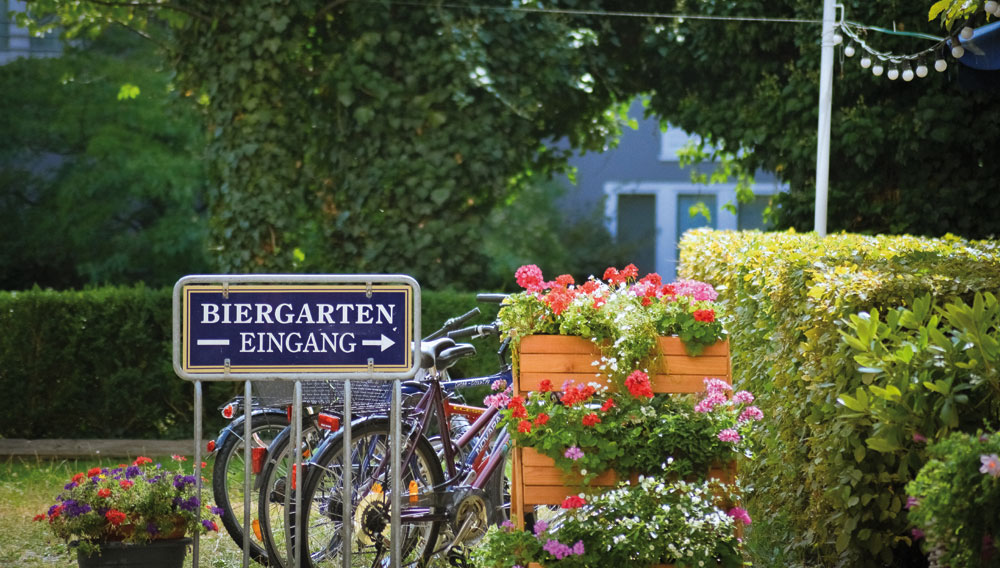 Hinweisschild „Biergarten Eingang“ (Foto: Sven Mieke auf Unsplash)