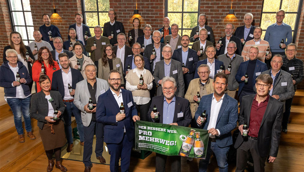 Gruppenfoto der Teilnehmer der 40. Jahrestagung von Pro Mehrweg in der Westerwald-Brauerei